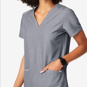 FIGS | Casma Three-Pocket Top